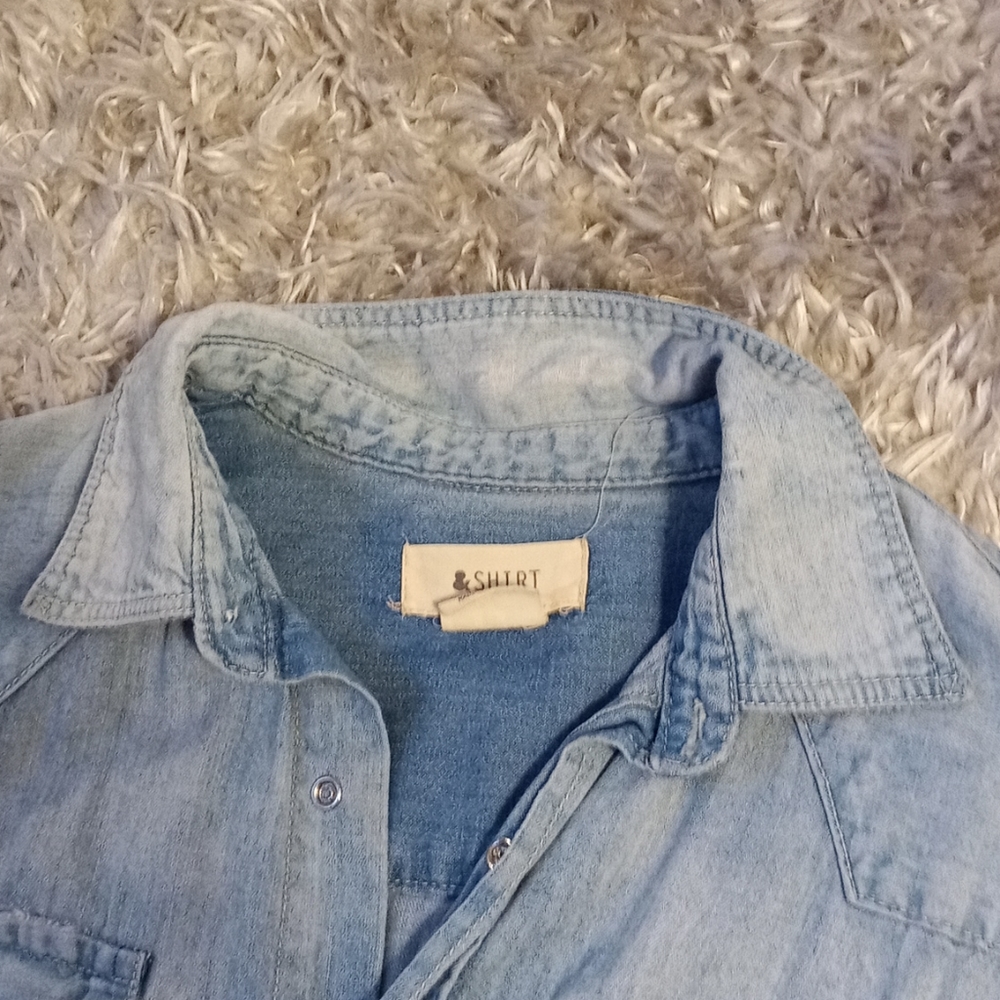 💙SOLD💙H&M light wash denim button up - Picture 8 of 9